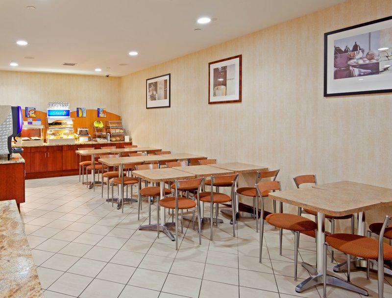 Holiday Inn Express Laguardia Airport, An Ihg Hotel Нью-Йорк Ресторан фото